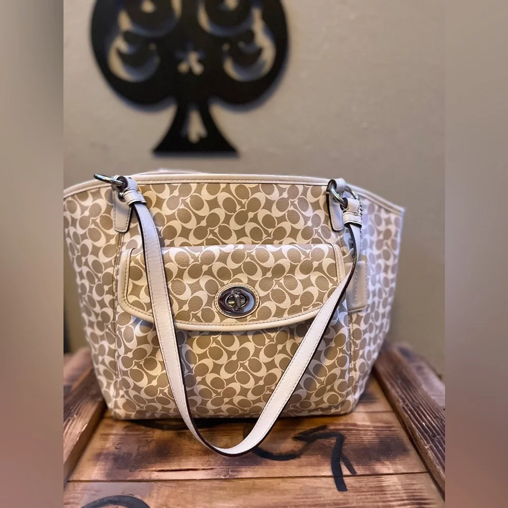 Coach Signature Chelsea Lea Medium Shoulder Tote Bag 10x16 GReat condition - Picture 2 of 7